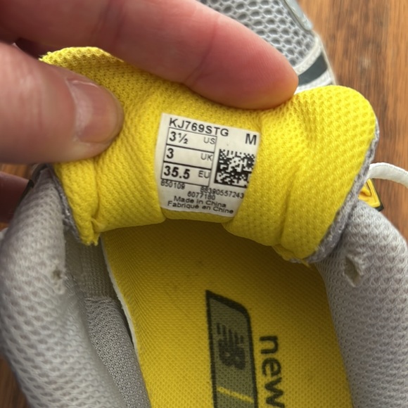 Girls New Balance running shoes size 3 1/2, yellow and white - Picture 5 of 6